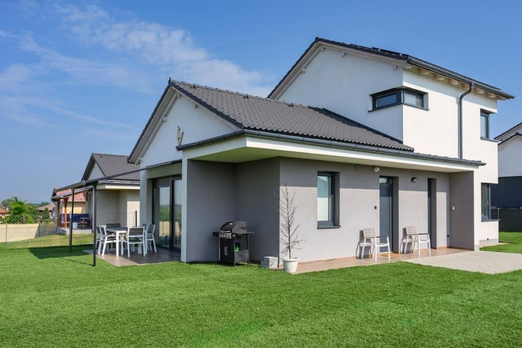 Abg House Ecser Exterior foto